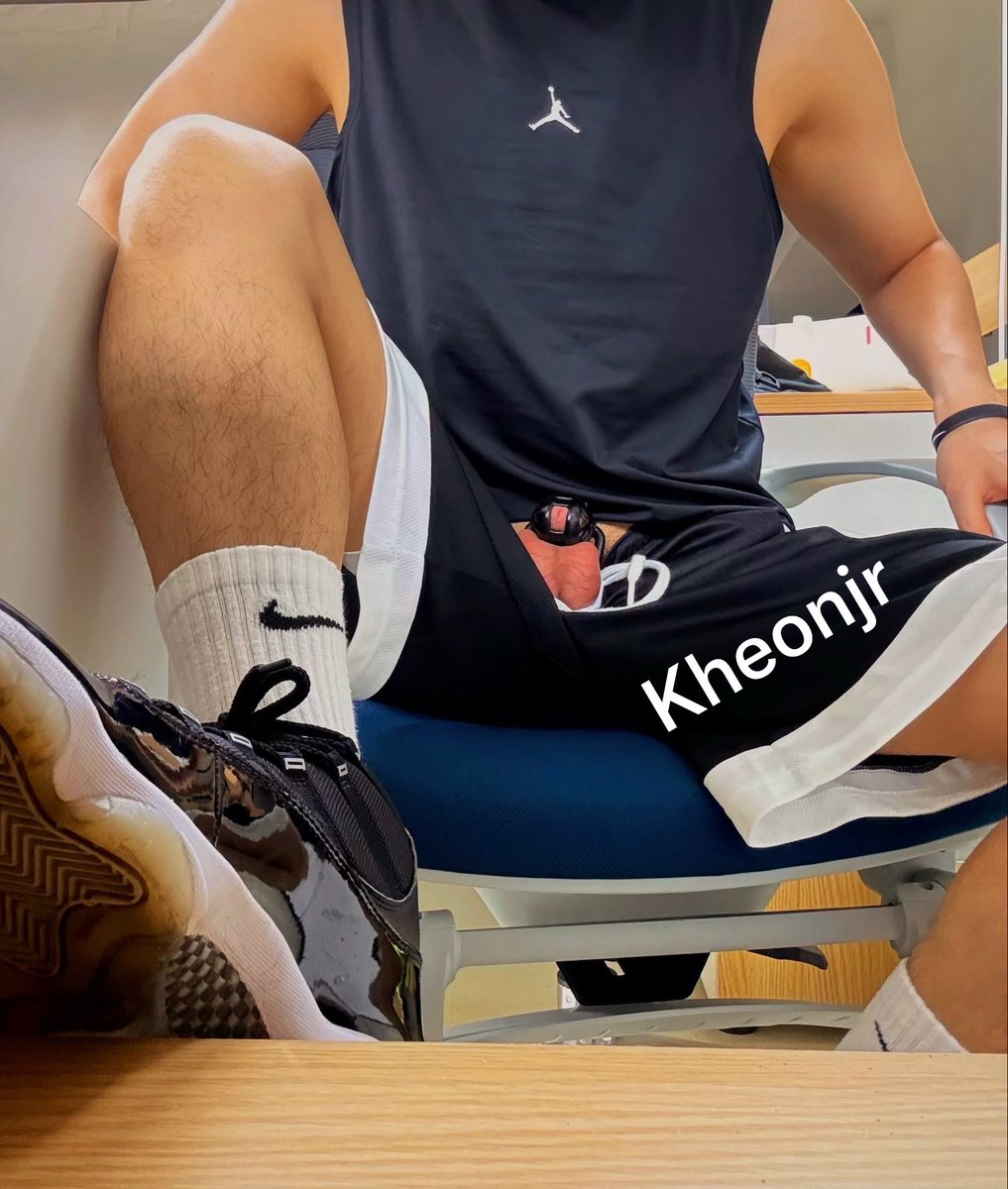 Kheonjr's tweet photo. 被强迫工位暴露 https://t.co/f4481i8XUu