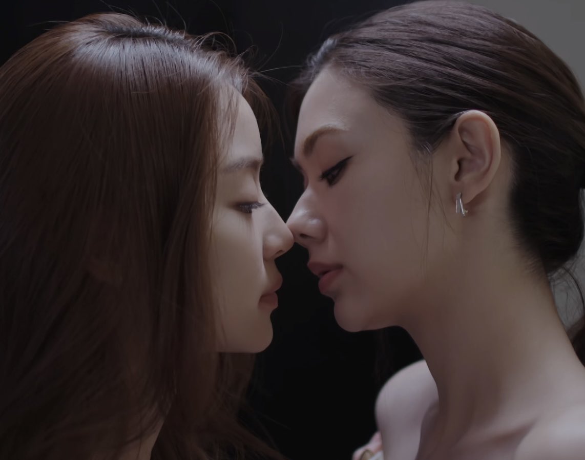 viIlaneve's tweet photo. nose touches in every ep 🙂‍↕️ https://t.co/KAJitY253S
