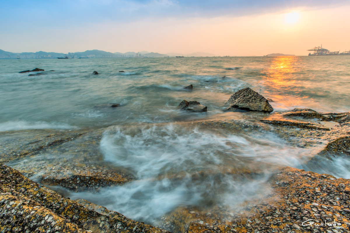 slvkend487's tweet photo. [Wander by the Ao Mi Qiang Embankment, where gentle waves meet the historical stone wall under the sun—pure coastal tranquility that soothes the soul.]， https://t.co/NYt2MI0qwS