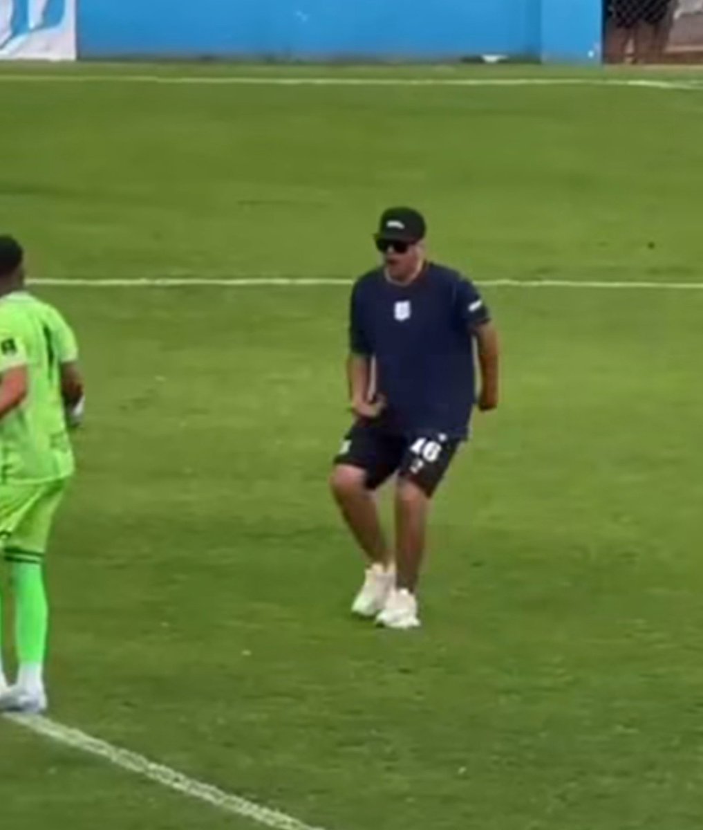 gloriosoinstitu's tweet photo. En el lapso de una semana:
- Un hincha de Instituto saltó a la cancha, festejó un gol y volvió.
- Uno de Belgrano se metió e hizo señas al equipo rival.
- Uno de Racing se metió y hostigó a sus jugadores.

Adivinen cual fue el único club sancionado por el ente de seguridad... https://t.co/BlZrKVfBdO
