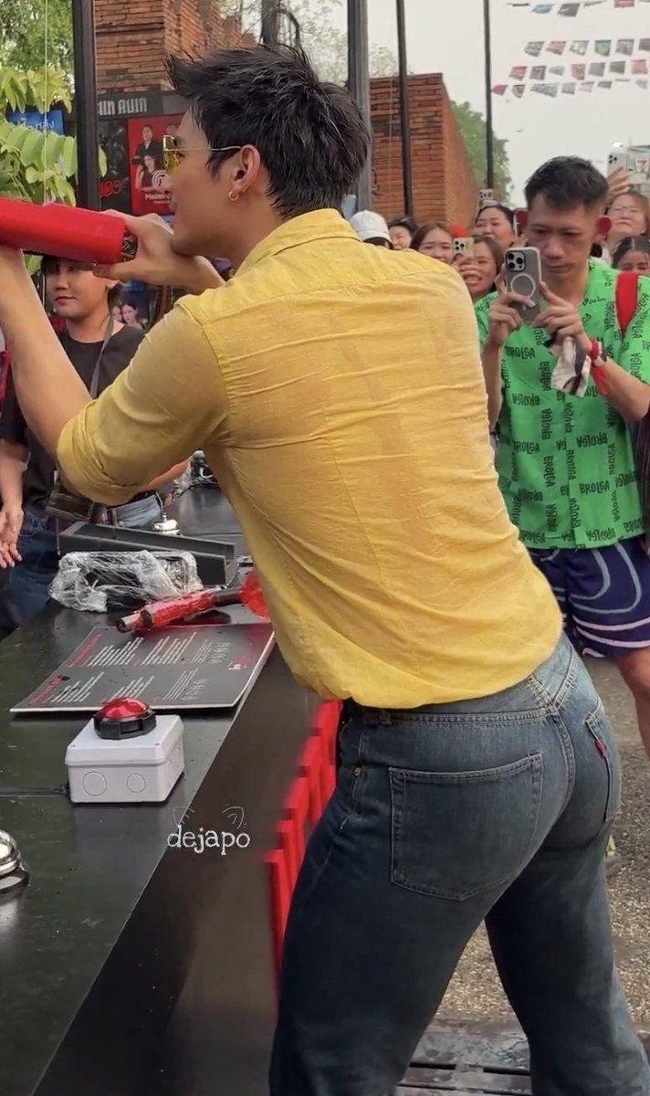 nattawichan's tweet photo. obcecado nesse homem e nessa bunda https://t.co/mNCwZV8e5v
