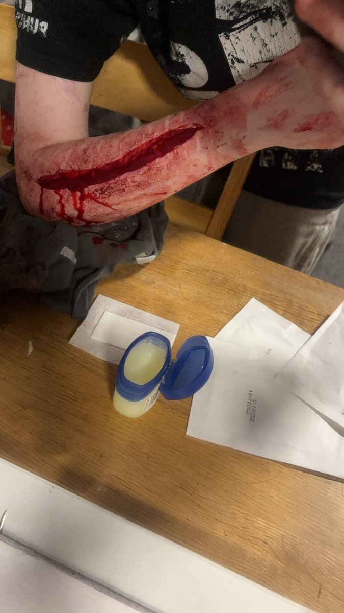 clashthetruthh's tweet photo. ⚠️SFX MAKEUP⚠️ #beanstwt https://t.co/0QRkdDehq9