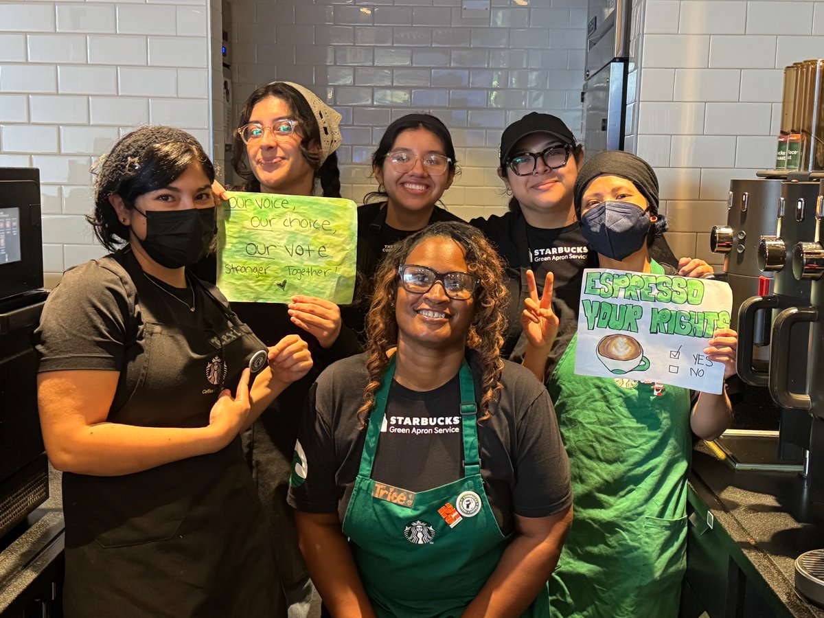 SBWorkersUnited's tweet photo. Starbucks workers have organized and won over 700 union elections. Why?

Because working people know companies CAN do better, but choose not to. We know it's time to push back against corporate greed!

CONGRATS to partners who recently won unions in
✊Ponca City, OK
✊Jasper, IN https://t.co/I3DKHt39Rq