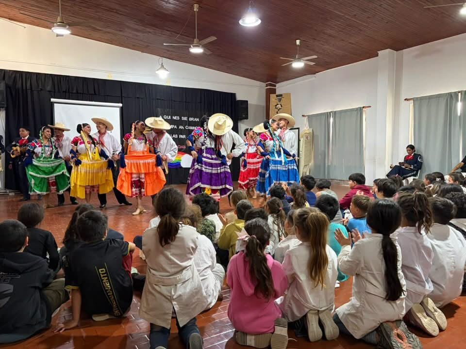 LauJimEs's tweet photo. Desde su origen  @AntorchaOficial ha trabajo e impulsado el arte y la cultura y hoy podemos presumir con orgullo que nuestros compañeros artistas están representando y poniendo el alto el nombre de México y de Antorcha en Argentina 
#AntorchaEsCultura https://t.co/P5Ee79tGwO
