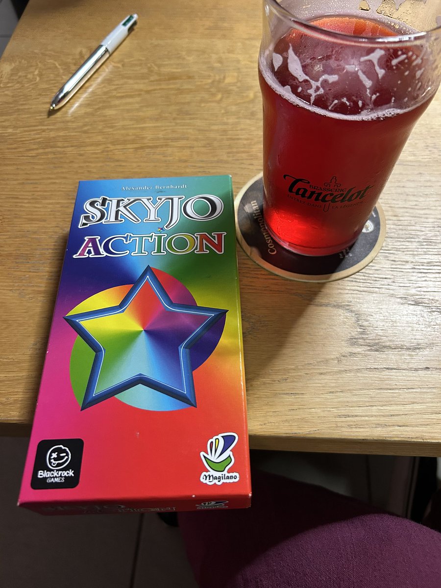 CoraRuizA's tweet photo. La cervecita que parecía horchata, el paseo en la bici, no saber que comprar en el súper, el aniversario del trébola, tejer despues de tanto tiempo y los juegos de mesa a lo francés https://t.co/Vwsn8JhdKS