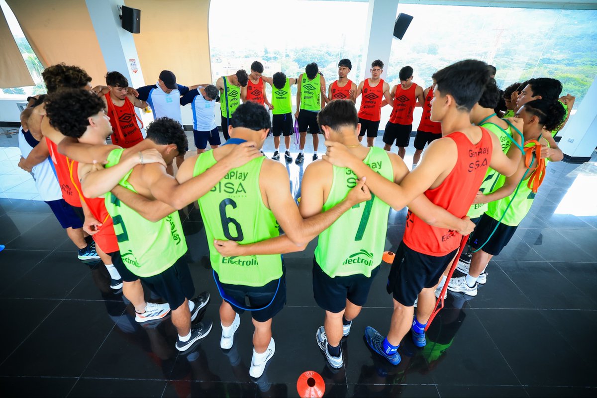 LaSelecta_SLV's tweet photo. 🇸🇻 𝑷𝒓𝒊𝒎𝒆𝒓 𝒕𝒓𝒂𝒃𝒂𝒋𝒐 𝒆𝒏 𝑪𝒂𝒍𝒊.
La Selección Nacional Sub-20 realizó su primera actividad física en Colombia, bajo la dirección del preparador físico Ricardo Chicas.
La jornada incluyó trabajo preventivo, recreativo, de reacción y regenerativo en piscina. https://t.co/ahhfIbueDG