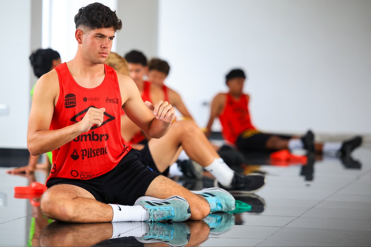 LaSelecta_SLV's tweet photo. 🇸🇻 𝑷𝒓𝒊𝒎𝒆𝒓 𝒕𝒓𝒂𝒃𝒂𝒋𝒐 𝒆𝒏 𝑪𝒂𝒍𝒊.
La Selección Nacional Sub-20 realizó su primera actividad física en Colombia, bajo la dirección del preparador físico Ricardo Chicas.
La jornada incluyó trabajo preventivo, recreativo, de reacción y regenerativo en piscina. https://t.co/ahhfIbueDG