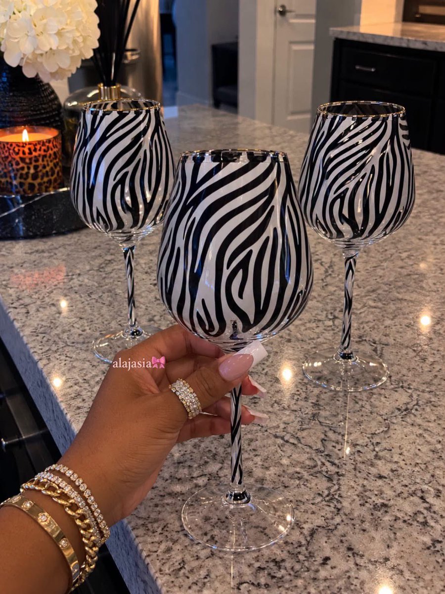 favscorpioooo's tweet photo. OMG 🎀🦓😍 https://t.co/CY6ufwafBx