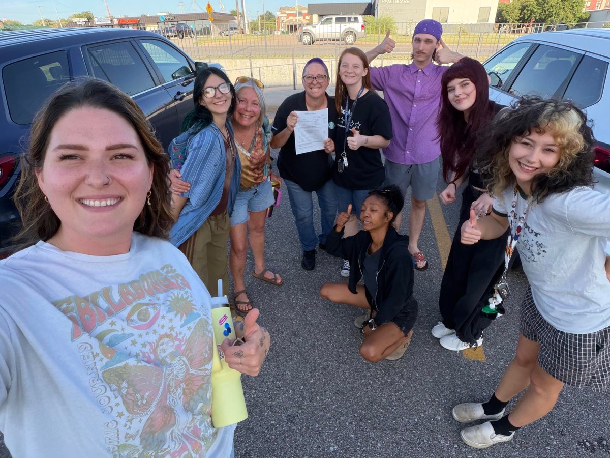 SBWorkersUnited's tweet photo. Starbucks workers have organized and won over 700 union elections. Why?

Because working people know companies CAN do better, but choose not to. We know it's time to push back against corporate greed!

CONGRATS to partners who recently won unions in
✊Ponca City, OK
✊Jasper, IN https://t.co/I3DKHt39Rq