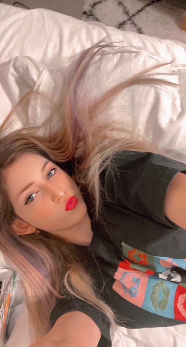 classyriri01's tweet photo. i miss having color in my hair 🙃💜 https://t.co/NnbfADZRgJ