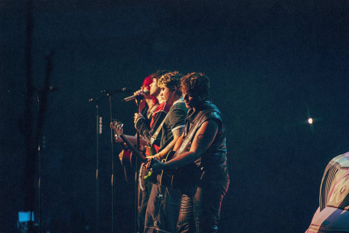 5SOS's tweet photo. Mexico and LATAM you were loud, proud and brought all the star power imaginable!!!!! we lost count of how many boyband awards we’ve won and are mentally reliving all of this for the next few weeks. Next stop: home. See you soon, Australia and New Zealand ⭐️ https://t.co/FJomQL4P1t
