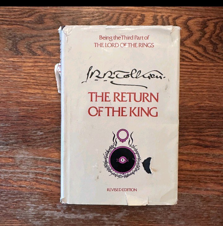 BooksInFilms1's tweet photo. Fear and Loathing in Las Vegas by Hunter S. Thompson / The Return of the King by J. R. R. Tolkien. Ordinary People (Robert Redford, 1980) #BooksInFilms #BooksInMovies #BooksOnScreen #HunterThompson #JRRTolkien #RobertRedford. Thanks https://t.co/r2mB8EI7y9. Explore more real books in films in Instagram https://t.co/mvupXnPxWh - Tumblr https://t.co/1xCb3XZD3G