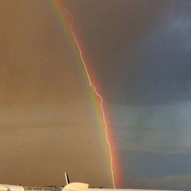 EnsedeCiencia's tweet photo. 🔴 El fotógrafo alemán Birk Möbius captó el instante exacto en que un rayo impactó un Boeing 777 de carga mientras cruzaba frente a un arcoíris. 

Aunque parece increíble, la imagen es real y el avión aterrizó sin problemas. ✈️🌈 https://t.co/rbGw1gefYm