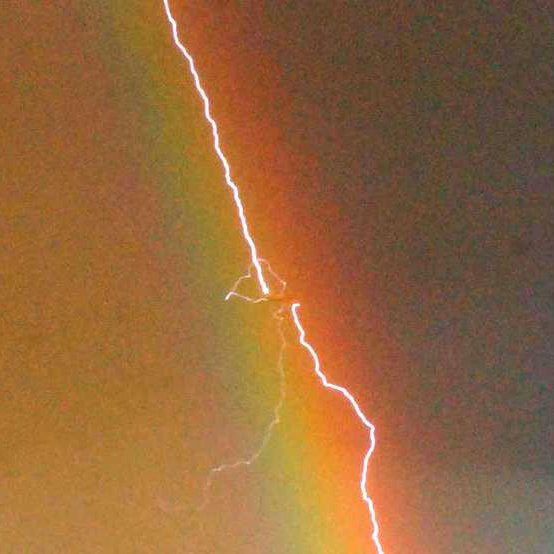 EnsedeCiencia's tweet photo. 🔴 El fotógrafo alemán Birk Möbius captó el instante exacto en que un rayo impactó un Boeing 777 de carga mientras cruzaba frente a un arcoíris. 

Aunque parece increíble, la imagen es real y el avión aterrizó sin problemas. ✈️🌈 https://t.co/rbGw1gefYm