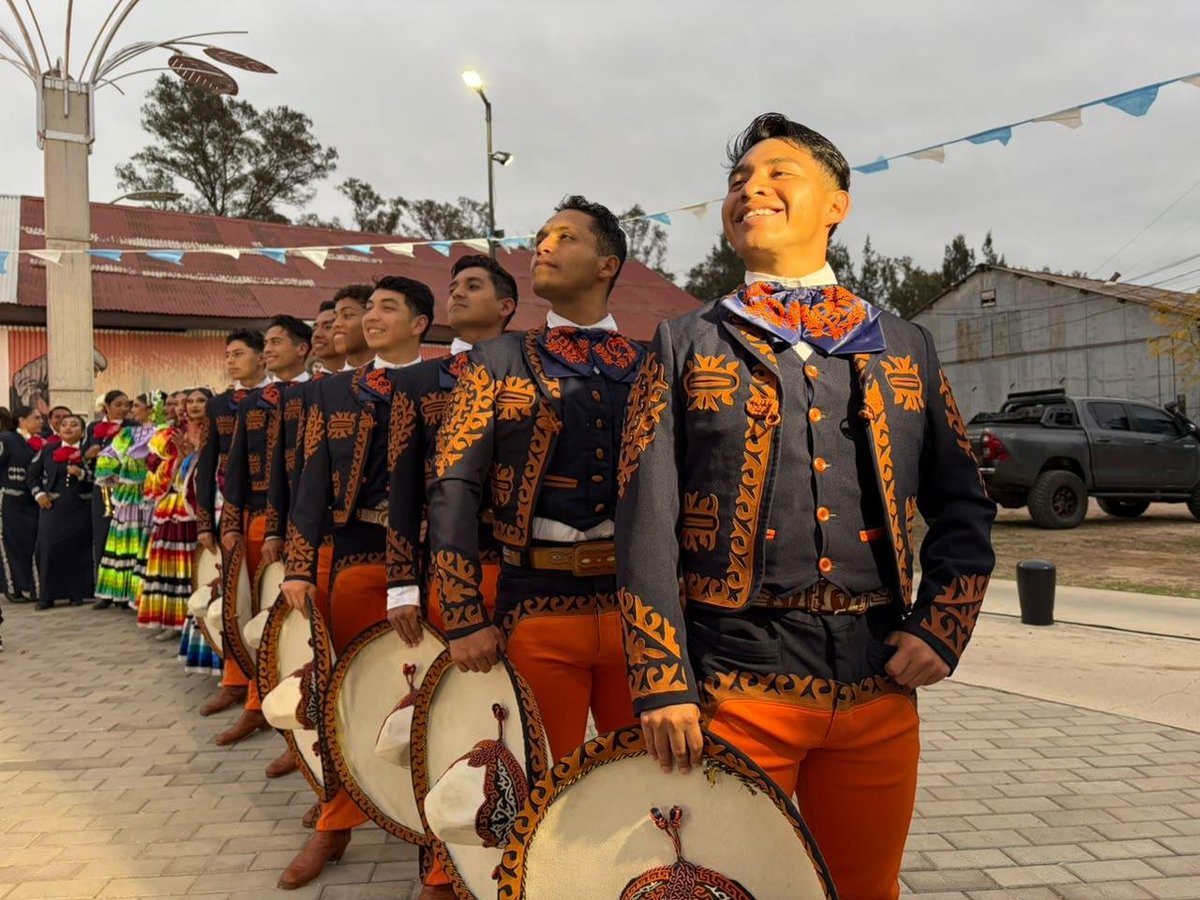 LauJimEs's tweet photo. Los compañeros de los grupos culturales nacionales se encuentran de gira en Argentina, llevando la cultura mexicana a este país
#AntorchaEsCultura https://t.co/l8QciioVuU