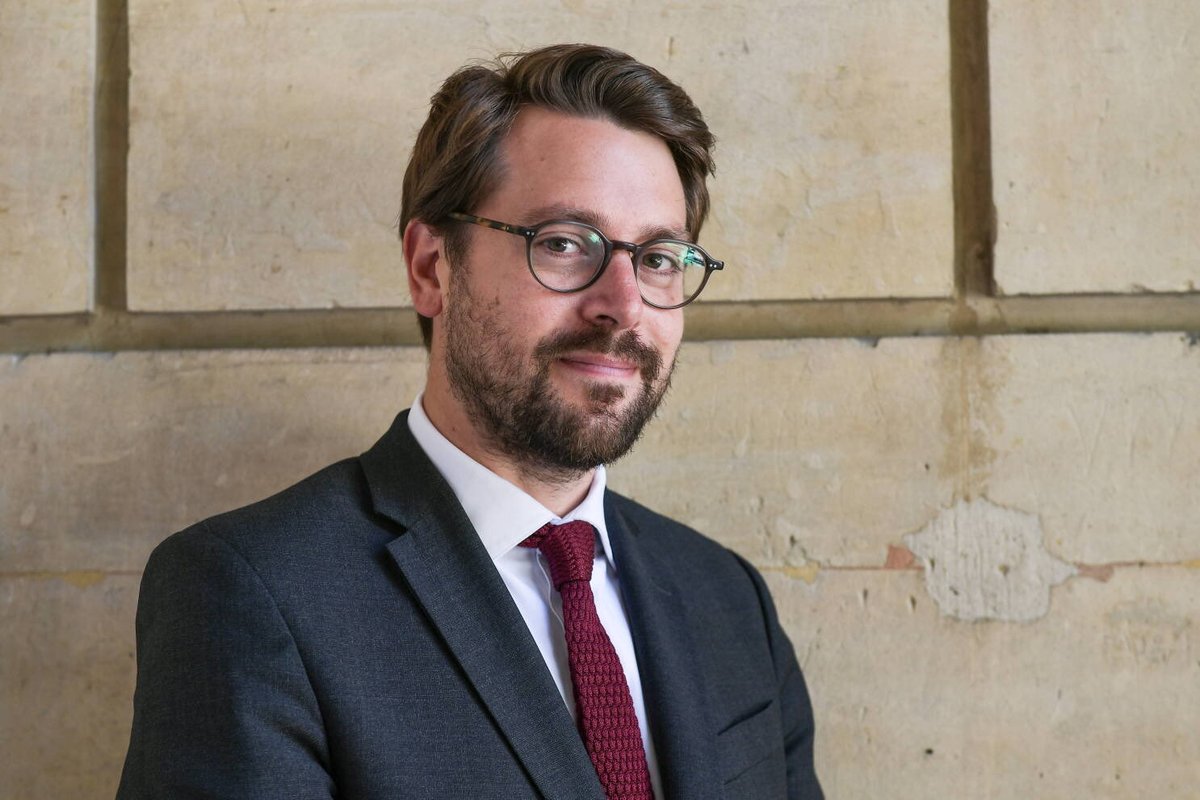 lunionpopulaire's tweet photo. 🔴 Le bureau national de @GenerationsMvt a adopté ce soir à « une large majorité » l’ouverture de discussions avec la @FranceInsoumise afin d’examiner les conditions d’un soutien à la candidature de @JLMelenchon pour l’élection présidentielle de 2027.

(Source : @LeMediaTV / @amin_snoussi)