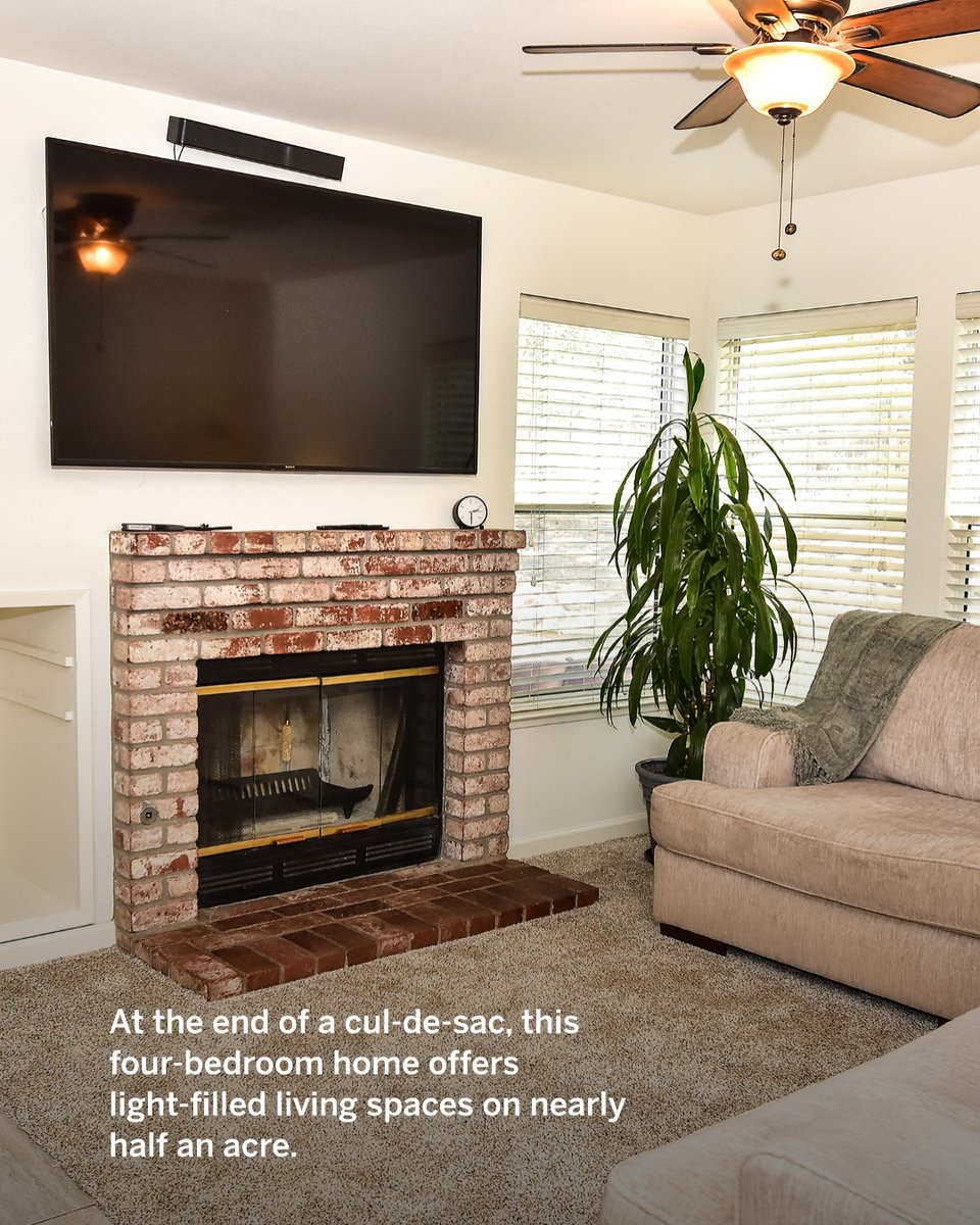 SIRWineCountry's tweet photo. At the end of a cul-de-sac, 143 El Ritero offers a generous setting for Sonoma living. Light-filled interiors lead to a pergola-shaded patio, pool, and open lawn.

https://t.co/6Cy9CEbYgn https://t.co/Unfvq5sUa1