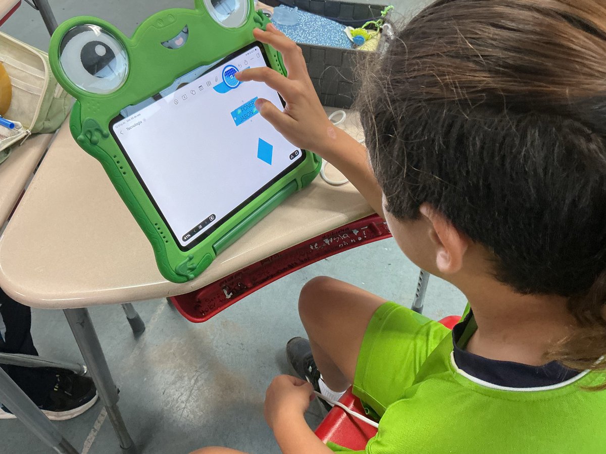 RobertoCasCSB's tweet photo. Alumnos de sexto utilizando Freeform para realizar diagramas de flujo en el @CSBoficial @JJHoyos_CSB @oz_csb #freeform 🤖 https://t.co/WDwq82pBJk
