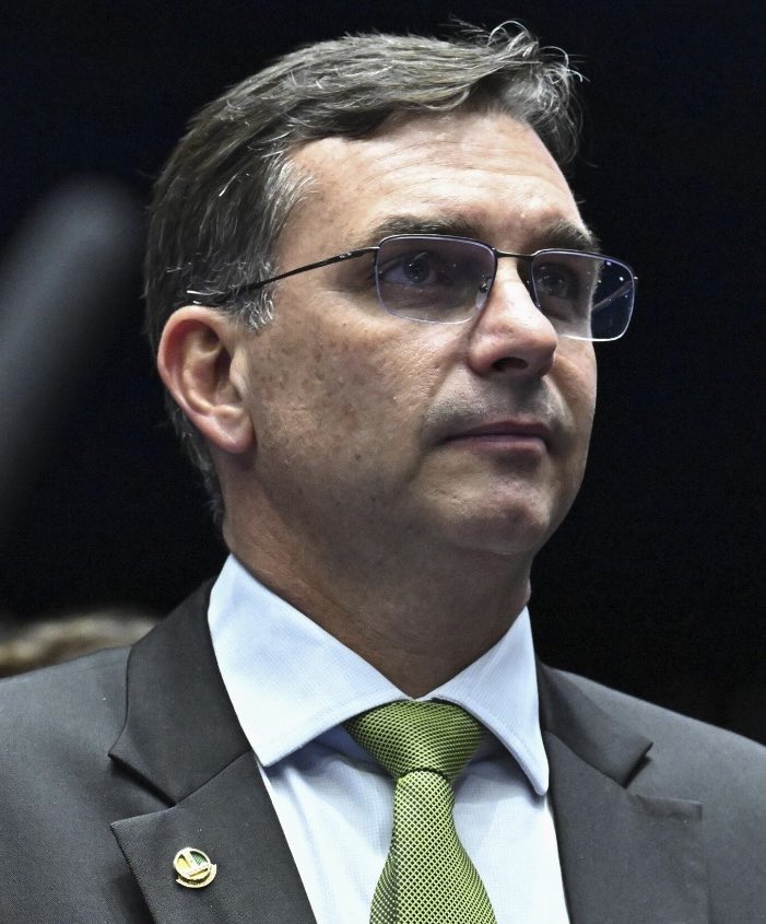 Pri_usabr1's tweet photo. A defesa de Flávio Bolsonaro acaba de pedir a suspeição de Flávio Dino no STF.

O argumento é direto: a relação política construída por décadas entre Dino e Lula precisa ser considerada quando o ministro julga processos que envolvem o presidente, a eleição e o próprio Flávio. https://t.co/JuSJYGq1ui
