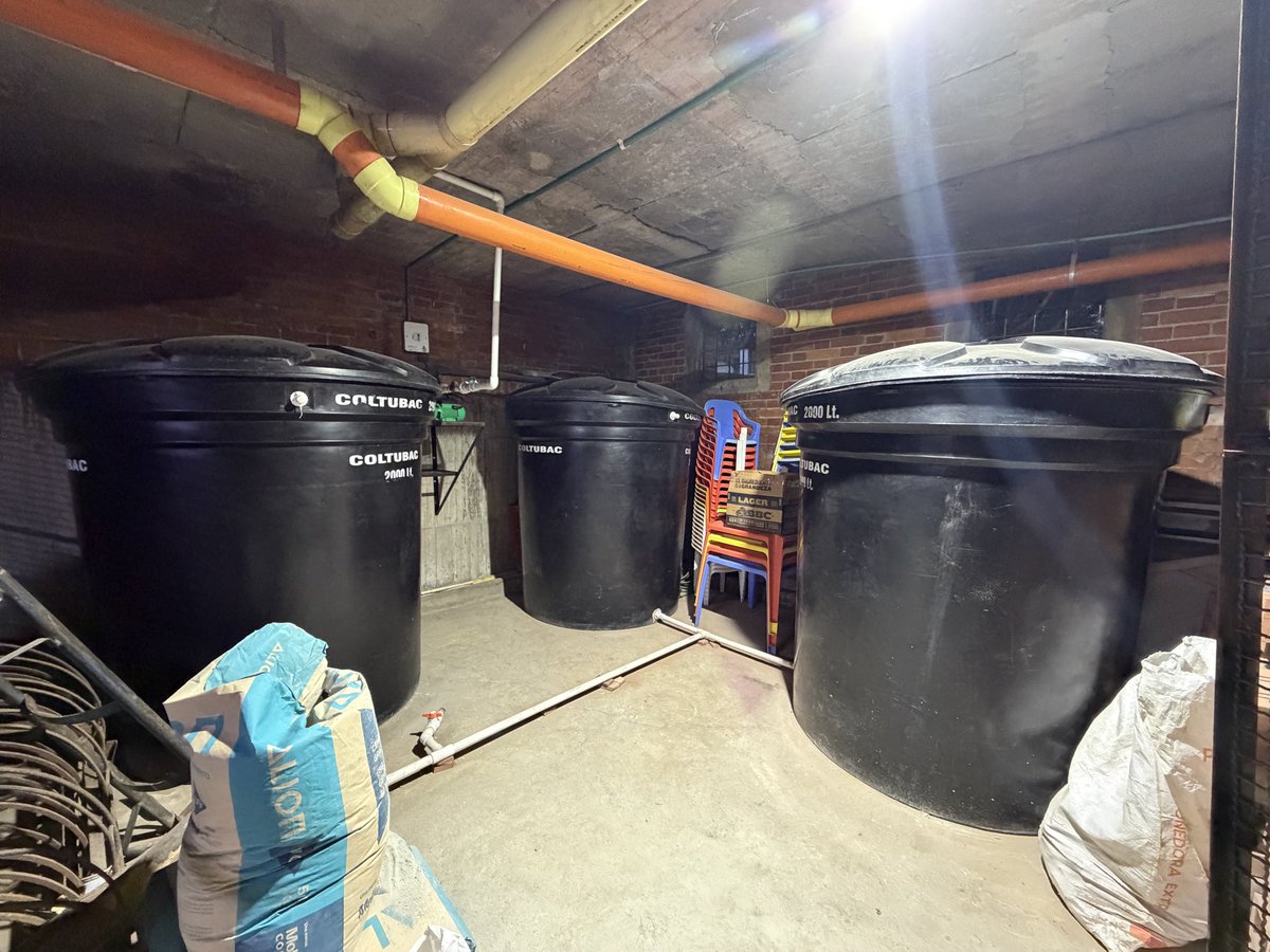 diegorestrep's tweet photo. Aprovechando estos aguaceros esporádicos para recolectar agua lluvia, en pleno fenómeno de El Niño. 🌧️

Tenemos tres tanques de 2.000 litros en el parqueadero del conjunto.

Próximamente agregaremos otro, para alcanzar una capacidad total de almacenamiento de 8 m³ de agua. https://t.co/PfJxXJw8yV