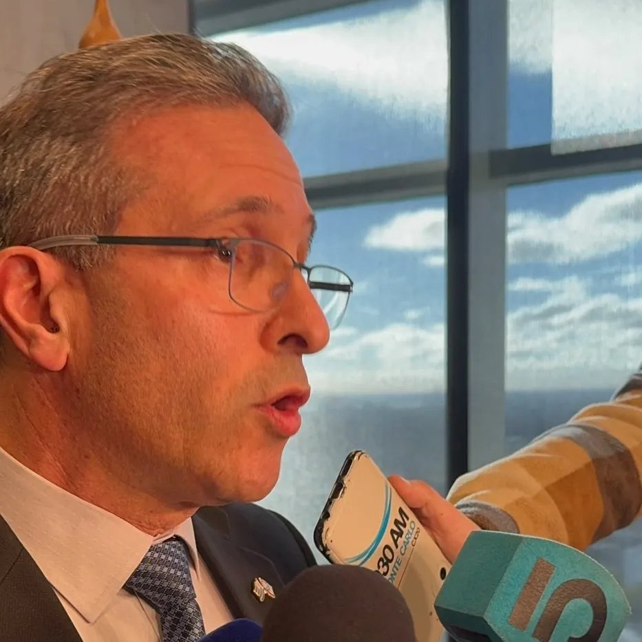 portalmvd's tweet photo. EMBAJADOR ISRAELÍ CONFIRMÓ EL INTENTO DE ATENTADO TERRORISTA EN EL VUELO DE FLYDUBAI

El ataque en pleno vuelo
El embajador de Israel en Uruguay, Eldad Hayet, confirmó que un copiloto apuñaló al piloto de un vuelo de FlyDubai que se dirigía a Tel Aviv e intentó estrellar la aeronave. Pasajeros israelíes ingresaron a la cabina, redujeron al atacante y permitieron que otra tripulación tomara el control.

Salvaron a 174 pasajeros
Según Hayet, entre los pasajeros había 27 niños y el avión podría haberse estrellado en una zona urbana de Israel. El país considera, con alta probabilidad, que se trató de un intento de atentado terrorista yihadista. El embajador destacó además la coordinación con autoridades uruguayas para prevenir este tipo de amenazas.

(+) en Montevideo Portal: https://t.co/P8G67lS9rW