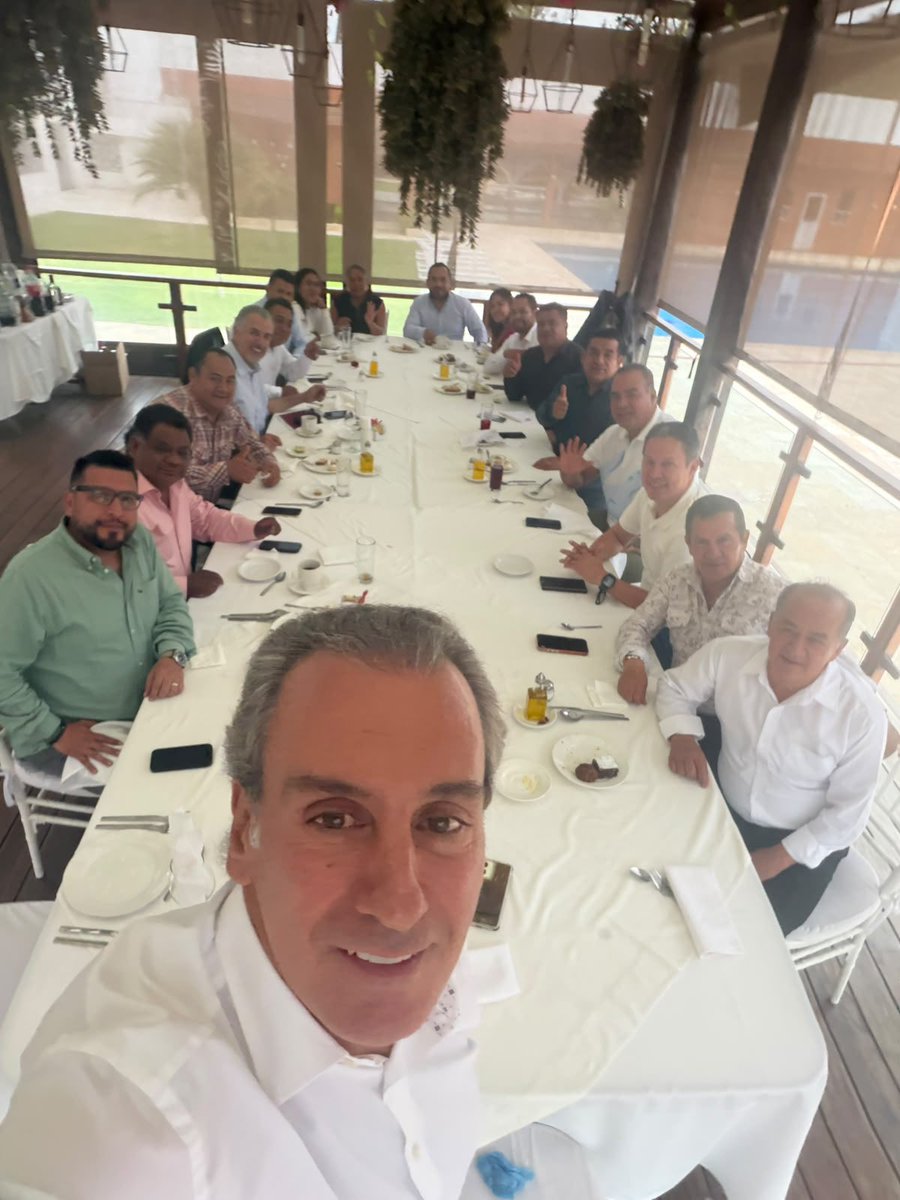pepechedrauimx's tweet photo. En reunión de trabajo con las y los presidentes de nuestras juntas auxiliares. Trabajamos en equipo por las diferentes necesidades de las comunidades, conscientes que las y los ciudadanos poblanos van primero. ☝🏻

Es muy importante mantener este diálogo cercano por el bien de #LaCapitalImparable🪽