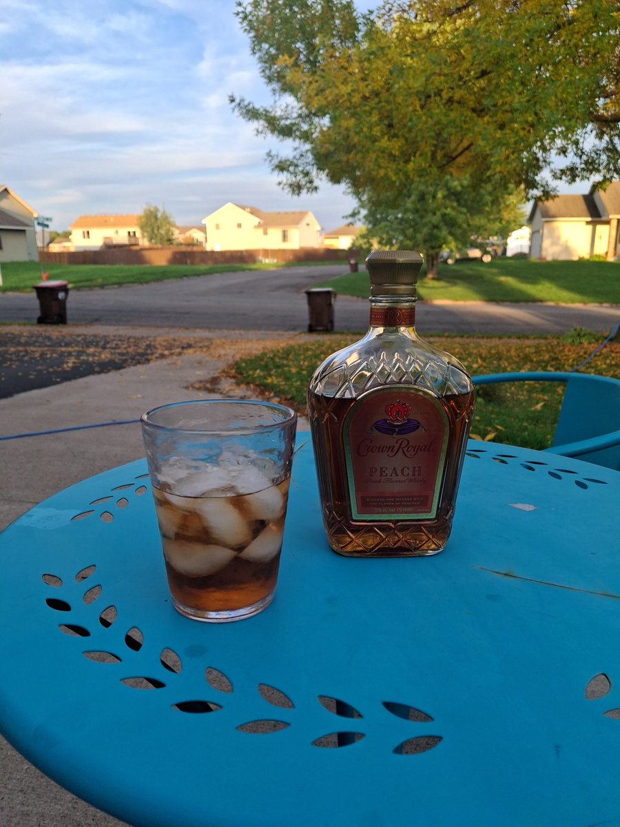 JacobMcCar31941's tweet photo. Fall in Minnesota, Crown peach 🥃 https://t.co/Ve19cQ1vKV