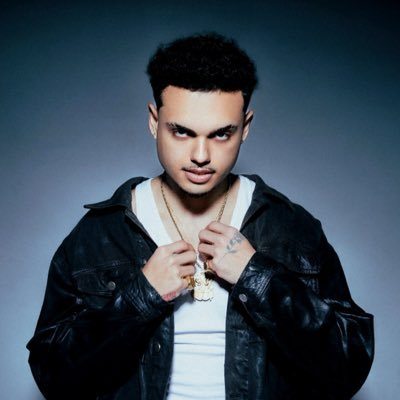 RapMais's tweet photo. 👀 ANEZZI E DALLASS TROCAM FARPAS EM MEIO A RUMORES SOBRE BASTIDORES DA NADAMAL

Após Anezzi falar sobre “muita sujeira nos bastidores” e citar um “playboy” sem revelar nomes, Dallass respondeu publicamente e afirmou ter ajudado o rapper diversas vezes antes da relação entre os dois mudar.