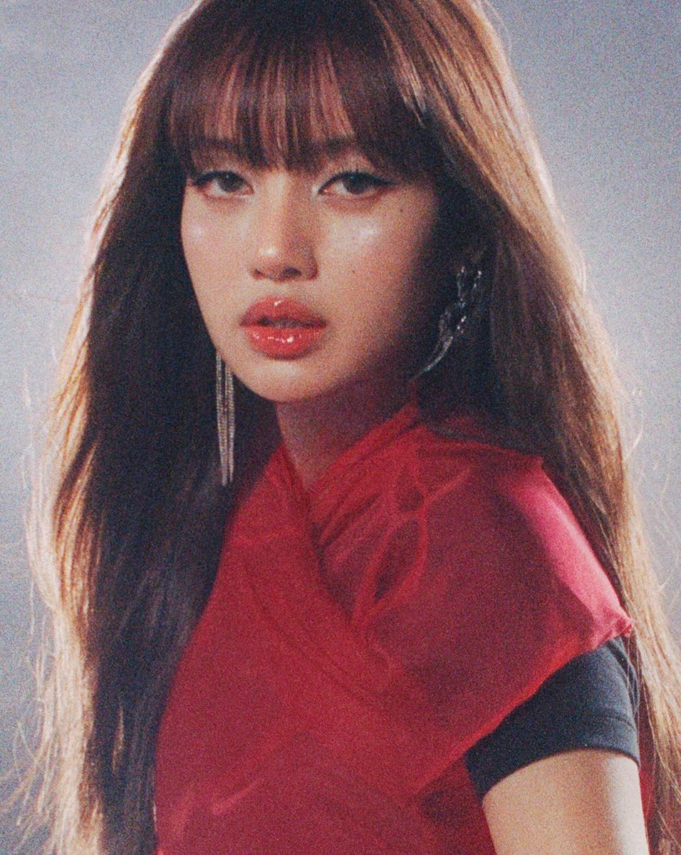 lalisabrasil's tweet photo. Atualização da @Nike com #LISA no Instagram:

"lalalalisa_m aterrissou. E ela está usando o mais novo Moon Shoe.

Prototipado pela primeira vez em 1971 para velocidade nas pistas, agora o Moon Shoe foi desenvolvido para a vida em órbita.

Lançamento global dia 1 de Outubro"

#LISAxNIKE @wearelloud 
https://t.co/YuhmwwFyKk
