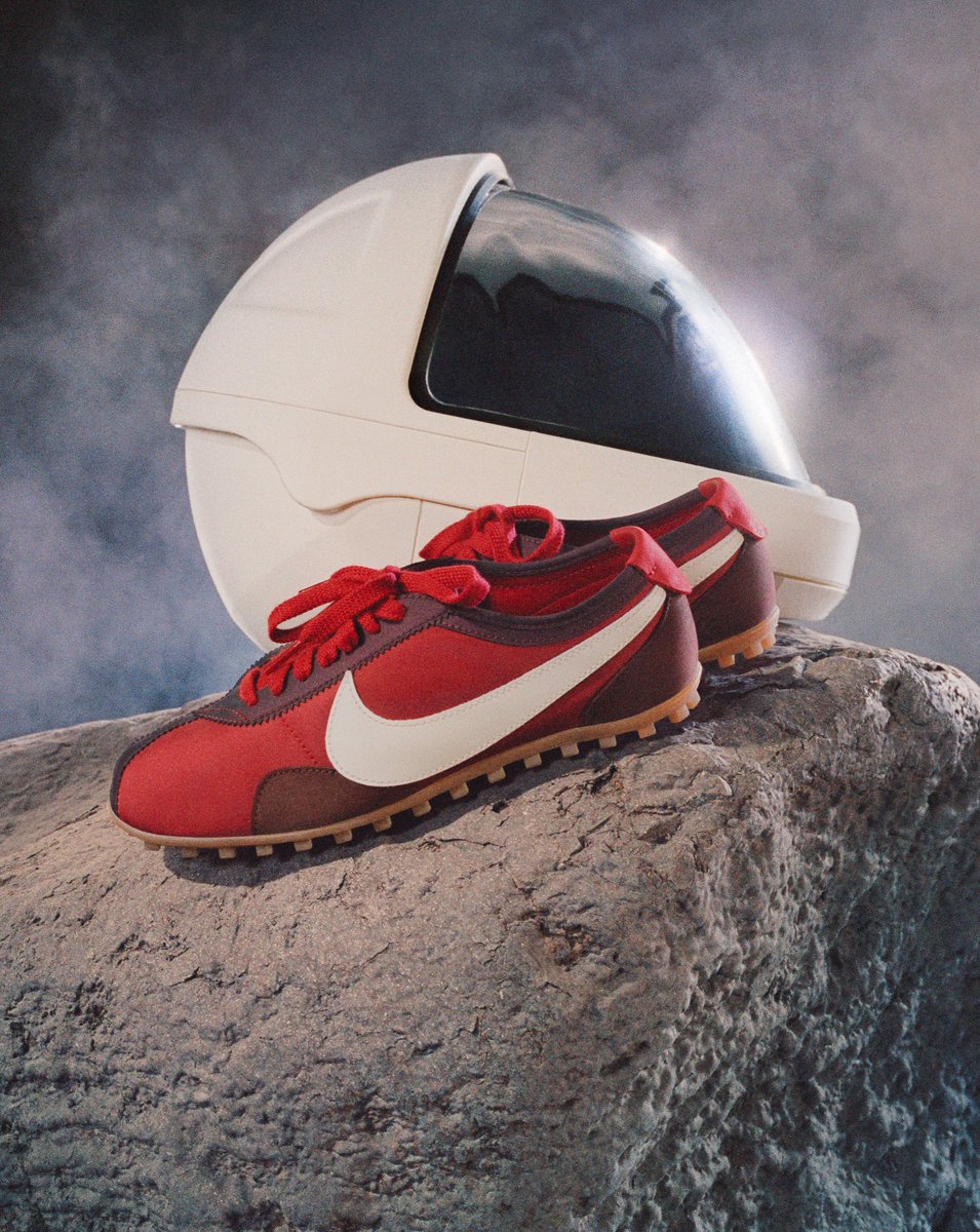 lalisabrasil's tweet photo. Atualização da @Nike com #LISA no Instagram:

"lalalalisa_m aterrissou. E ela está usando o mais novo Moon Shoe.

Prototipado pela primeira vez em 1971 para velocidade nas pistas, agora o Moon Shoe foi desenvolvido para a vida em órbita.

Lançamento global dia 1 de Outubro"

#LISAxNIKE @wearelloud 
https://t.co/YuhmwwFyKk
