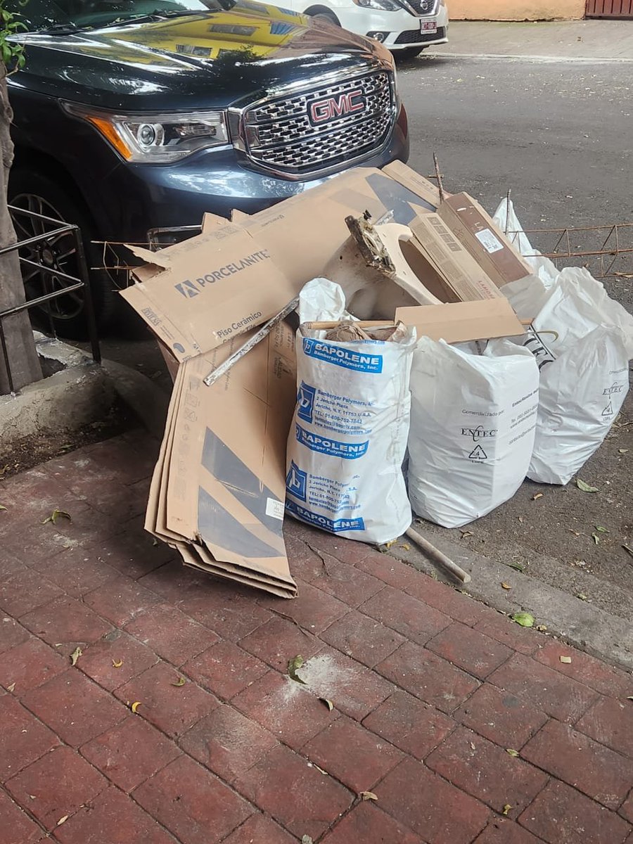 marisel_ramis's tweet photo. @inveacdmx @MHDEProtCivil @MHGOByJ gracias por el seguimiento. Hoy pusieron sellos, y qué creen? 
La señora sigue trabajando en este momento. Tendrían que poner un tapial, no?  por qué permiten que estas personas se salgan con la suya?
@mauriciotabe  @cesar_m_garrido @PAOTmx https://t.co/JUkYjgzeWW