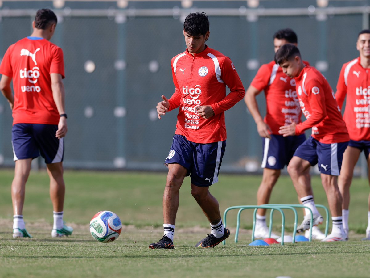 Albirroja's tweet photo. Últimos trabajos antes de partir a Nueva Jersey ✈️
 
La Selección Paraguaya cumplió este miércoles una nueva jornada de entrenamiento en la Universidad George Mason y se prepara para cerrar este jueves su estadía en la zona de Washington D.C.

Los detalles 🗞️ https://t.co/xiHrhVo2zp

#Albirroja ⚪️🔴
#VamosParaguay 🇵🇾