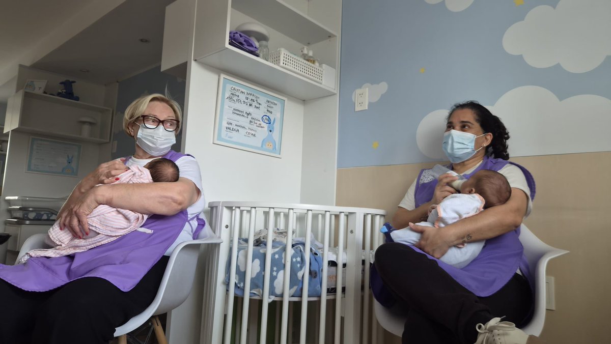 Maferauer's tweet photo. “La empatía salva” 
Esa frase resume de la mejor manera lo que se vive y se respira en Fundación Canguro.
Hace 10 años Pamela soñó con una forma diferente de cuidar.
Hoy son una red de 450 voluntarios que donan mucho amor y tiempo a bebés y familias del Hospital Pereira Rossell. https://t.co/6xvKRyNYXW