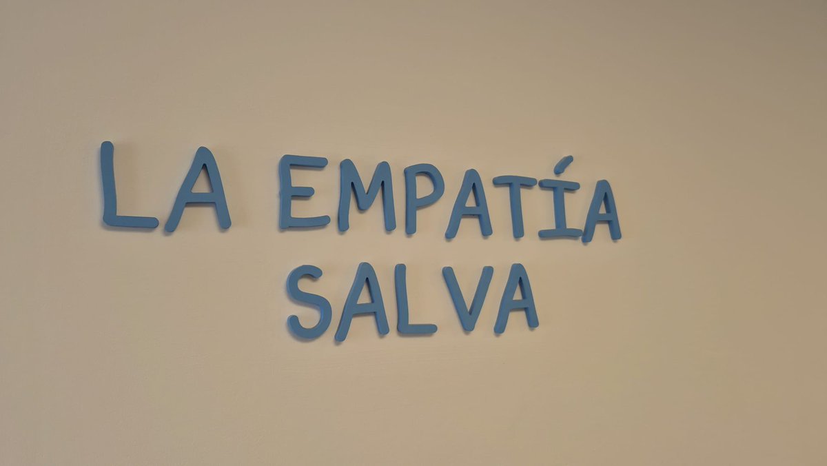 Maferauer's tweet photo. “La empatía salva” 
Esa frase resume de la mejor manera lo que se vive y se respira en Fundación Canguro.
Hace 10 años Pamela soñó con una forma diferente de cuidar.
Hoy son una red de 450 voluntarios que donan mucho amor y tiempo a bebés y familias del Hospital Pereira Rossell. https://t.co/6xvKRyNYXW