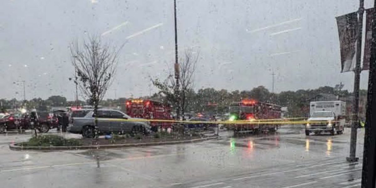 CCC_CrimeChaser's tweet photo. OAK BROOK CENTER MALL
2 PPL SHOT, 1 KILLED 💥💥

A man was killed, a woman was wounded after shots were fired during an altercation in the Oakbrook Center parking lot in Oak Brook this afternoon.

The Oak Brook Police &. Fire Department responded just after 12pm to the parking lot outside L.L. Bean, 2202 Oakbrook Center, for a report of a shooting.

Officers arrived and found a man shot dead at the scene and a woman suffering from gunshot wounds. She transported to a local hospital for treatment 🏥 Her condition is unknown.

Police said 2 vehicles carrying a total of 5 people met in the parking lot and shots were fired during an altercation between them.

A shopper who was inside L.L. Bean said that people in the store had to shelter in the back.

The shopper said a witness was telling police that a man wearing a black hoodie and black sweatpants got out of a white Nissan SUV and fired six shots at another car.

An Illinois State Police Emergency Radio Network (ISPERN) alert was issued to area law enforcement agencies about the homicide, according to police radio traffic.

Police said on social media at 12:40 p.m. that the shooting was isolated, there was no active threat and Oakbrook Center would remain open with a heavy police presence.

1 vehicle remained in the parking lot while the other vehicle and its occupants were taken into custody in neighboring Oakbrook Terrace.

Investigators pulled images and license plate information from the Oak Brook Police Department's license plate reader network almost immediately after the shooting, which helped them identify and locate vehicles connected to it.

Police said 3 people in a black Mercedes were being held at the Oakbrook Terrace Police Department.
investigators are interviewing the people involved and reviewing footage to determine who was in which vehicle.

No charges have been announced as the shooting remains under investigation by the Oak Brook Police Department.
#ChitownCrimeChasers