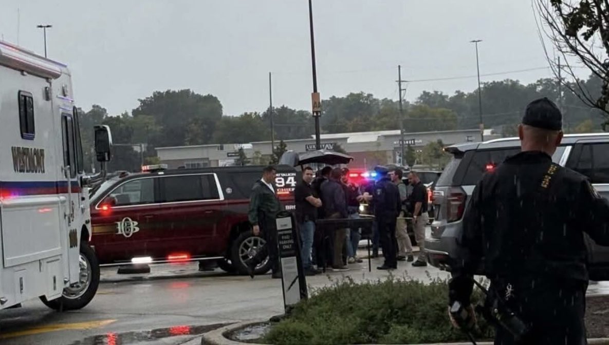 CCC_CrimeChaser's tweet photo. OAK BROOK CENTER MALL
2 PPL SHOT, 1 KILLED 💥💥

A man was killed, a woman was wounded after shots were fired during an altercation in the Oakbrook Center parking lot in Oak Brook this afternoon.

The Oak Brook Police &. Fire Department responded just after 12pm to the parking lot outside L.L. Bean, 2202 Oakbrook Center, for a report of a shooting.

Officers arrived and found a man shot dead at the scene and a woman suffering from gunshot wounds. She transported to a local hospital for treatment 🏥 Her condition is unknown.

Police said 2 vehicles carrying a total of 5 people met in the parking lot and shots were fired during an altercation between them.

A shopper who was inside L.L. Bean said that people in the store had to shelter in the back.

The shopper said a witness was telling police that a man wearing a black hoodie and black sweatpants got out of a white Nissan SUV and fired six shots at another car.

An Illinois State Police Emergency Radio Network (ISPERN) alert was issued to area law enforcement agencies about the homicide, according to police radio traffic.

Police said on social media at 12:40 p.m. that the shooting was isolated, there was no active threat and Oakbrook Center would remain open with a heavy police presence.

1 vehicle remained in the parking lot while the other vehicle and its occupants were taken into custody in neighboring Oakbrook Terrace.

Investigators pulled images and license plate information from the Oak Brook Police Department's license plate reader network almost immediately after the shooting, which helped them identify and locate vehicles connected to it.

Police said 3 people in a black Mercedes were being held at the Oakbrook Terrace Police Department.
investigators are interviewing the people involved and reviewing footage to determine who was in which vehicle.

No charges have been announced as the shooting remains under investigation by the Oak Brook Police Department.
#ChitownCrimeChasers
