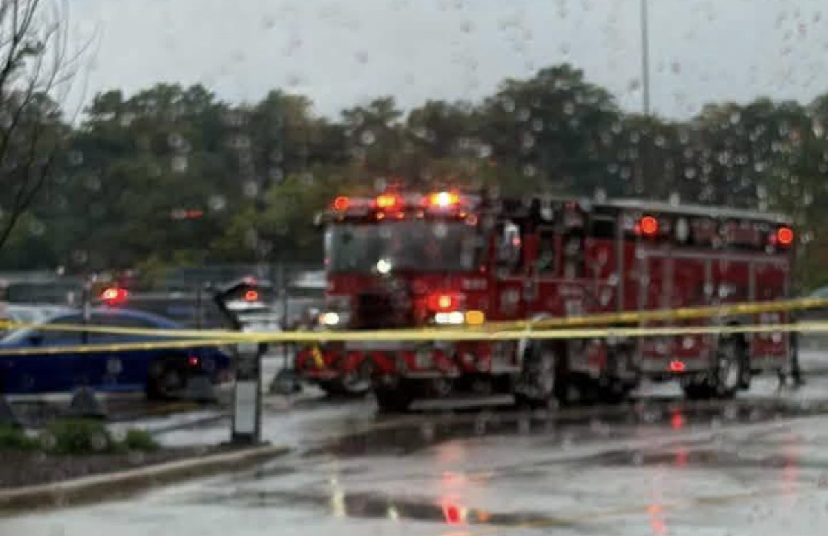 CCC_CrimeChaser's tweet photo. OAK BROOK CENTER MALL
2 PPL SHOT, 1 KILLED 💥💥

A man was killed, a woman was wounded after shots were fired during an altercation in the Oakbrook Center parking lot in Oak Brook this afternoon.

The Oak Brook Police &. Fire Department responded just after 12pm to the parking lot outside L.L. Bean, 2202 Oakbrook Center, for a report of a shooting.

Officers arrived and found a man shot dead at the scene and a woman suffering from gunshot wounds. She transported to a local hospital for treatment 🏥 Her condition is unknown.

Police said 2 vehicles carrying a total of 5 people met in the parking lot and shots were fired during an altercation between them.

A shopper who was inside L.L. Bean said that people in the store had to shelter in the back.

The shopper said a witness was telling police that a man wearing a black hoodie and black sweatpants got out of a white Nissan SUV and fired six shots at another car.

An Illinois State Police Emergency Radio Network (ISPERN) alert was issued to area law enforcement agencies about the homicide, according to police radio traffic.

Police said on social media at 12:40 p.m. that the shooting was isolated, there was no active threat and Oakbrook Center would remain open with a heavy police presence.

1 vehicle remained in the parking lot while the other vehicle and its occupants were taken into custody in neighboring Oakbrook Terrace.

Investigators pulled images and license plate information from the Oak Brook Police Department's license plate reader network almost immediately after the shooting, which helped them identify and locate vehicles connected to it.

Police said 3 people in a black Mercedes were being held at the Oakbrook Terrace Police Department.
investigators are interviewing the people involved and reviewing footage to determine who was in which vehicle.

No charges have been announced as the shooting remains under investigation by the Oak Brook Police Department.
#ChitownCrimeChasers