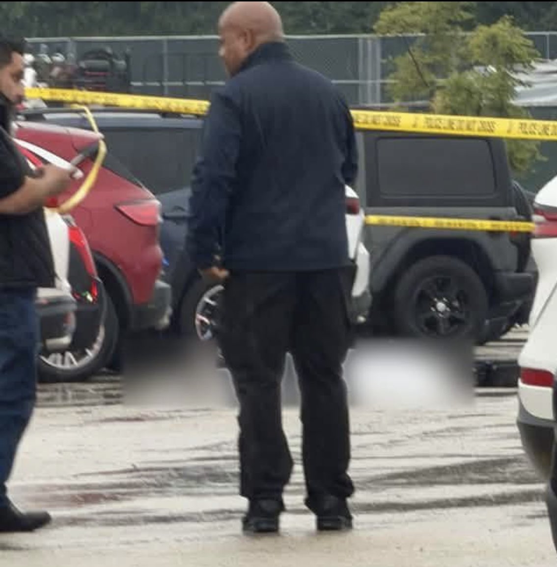CCC_CrimeChaser's tweet photo. OAK BROOK CENTER MALL
2 PPL SHOT, 1 KILLED 💥💥

A man was killed, a woman was wounded after shots were fired during an altercation in the Oakbrook Center parking lot in Oak Brook this afternoon.

The Oak Brook Police &. Fire Department responded just after 12pm to the parking lot outside L.L. Bean, 2202 Oakbrook Center, for a report of a shooting.

Officers arrived and found a man shot dead at the scene and a woman suffering from gunshot wounds. She transported to a local hospital for treatment 🏥 Her condition is unknown.

Police said 2 vehicles carrying a total of 5 people met in the parking lot and shots were fired during an altercation between them.

A shopper who was inside L.L. Bean said that people in the store had to shelter in the back.

The shopper said a witness was telling police that a man wearing a black hoodie and black sweatpants got out of a white Nissan SUV and fired six shots at another car.

An Illinois State Police Emergency Radio Network (ISPERN) alert was issued to area law enforcement agencies about the homicide, according to police radio traffic.

Police said on social media at 12:40 p.m. that the shooting was isolated, there was no active threat and Oakbrook Center would remain open with a heavy police presence.

1 vehicle remained in the parking lot while the other vehicle and its occupants were taken into custody in neighboring Oakbrook Terrace.

Investigators pulled images and license plate information from the Oak Brook Police Department's license plate reader network almost immediately after the shooting, which helped them identify and locate vehicles connected to it.

Police said 3 people in a black Mercedes were being held at the Oakbrook Terrace Police Department.
investigators are interviewing the people involved and reviewing footage to determine who was in which vehicle.

No charges have been announced as the shooting remains under investigation by the Oak Brook Police Department.
#ChitownCrimeChasers