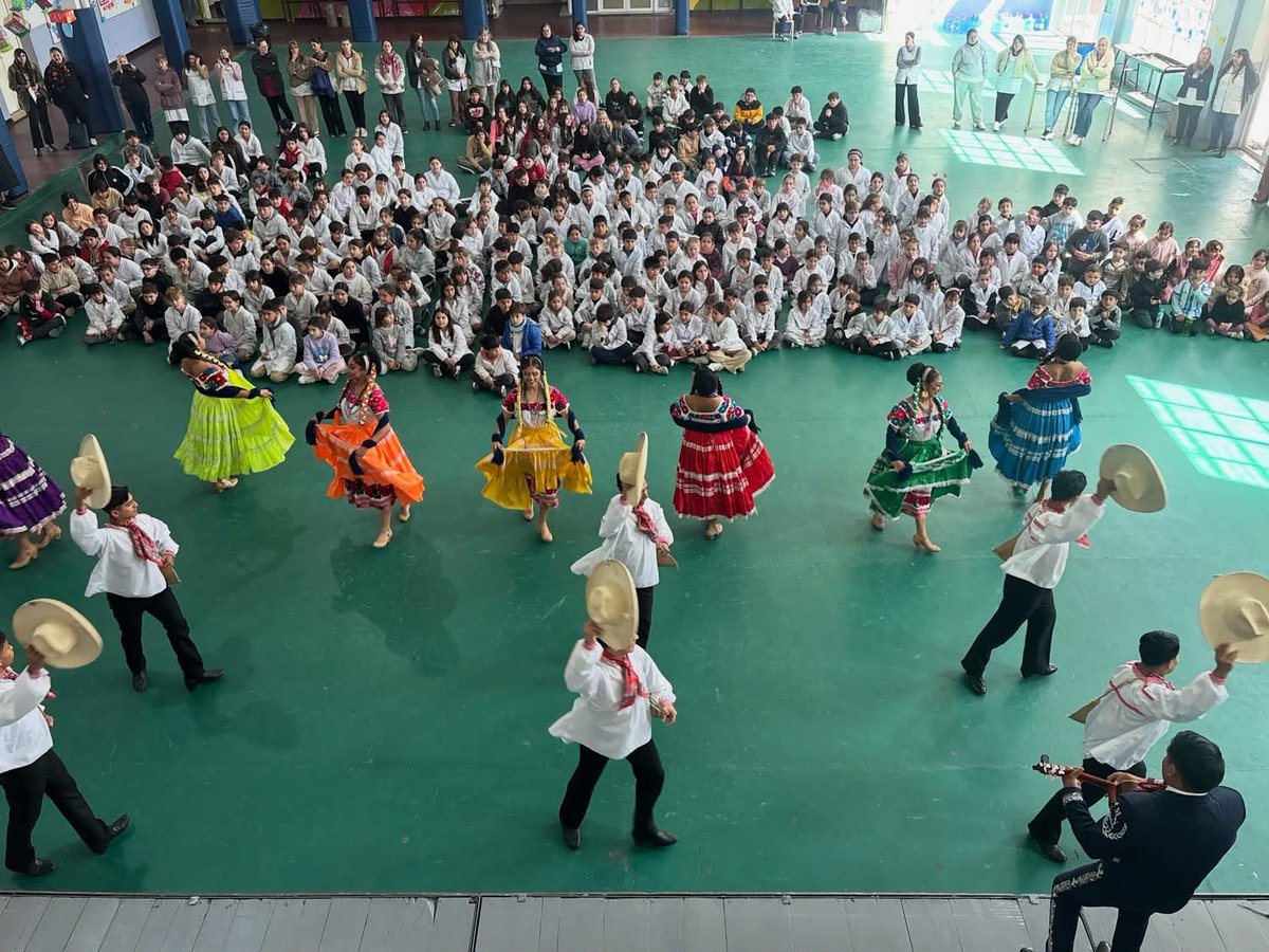 LauJimEs's tweet photo. México no pudo estar mejor representado en Argentina, los grupos culturales nacionales hicieron un excelente trabajo,  esto es lo que hace @AntorchaOficial
#AntorchaEsCultura https://t.co/qAE5iPzloQ