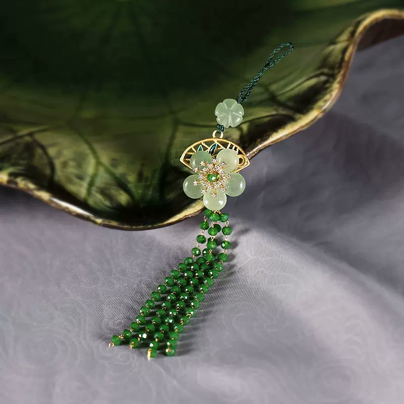 RgL9wb4bIp9vm2E's tweet photo. [Pan Jingyan loves wearing her 8-piece set of emerald accessories, it’s her go-to stylish pick!]， https://t.co/ffxNQIOLjT