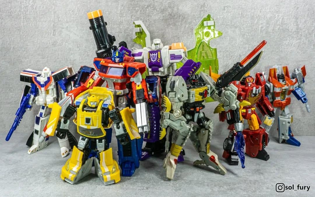 TFHypeGuy's tweet photo. Get ready for MEGATRON RISING!!

Hasbro is starting their "Sandbox Approach" to mainline Transformers!

Featuring a NEW Story, NEW designs and NEW characters.

Autobots must travel the multiverse and recruit Megatrons and bots to take down the corrupted Tyrannical Optimus Prime. https://t.co/jUphOxTKaw