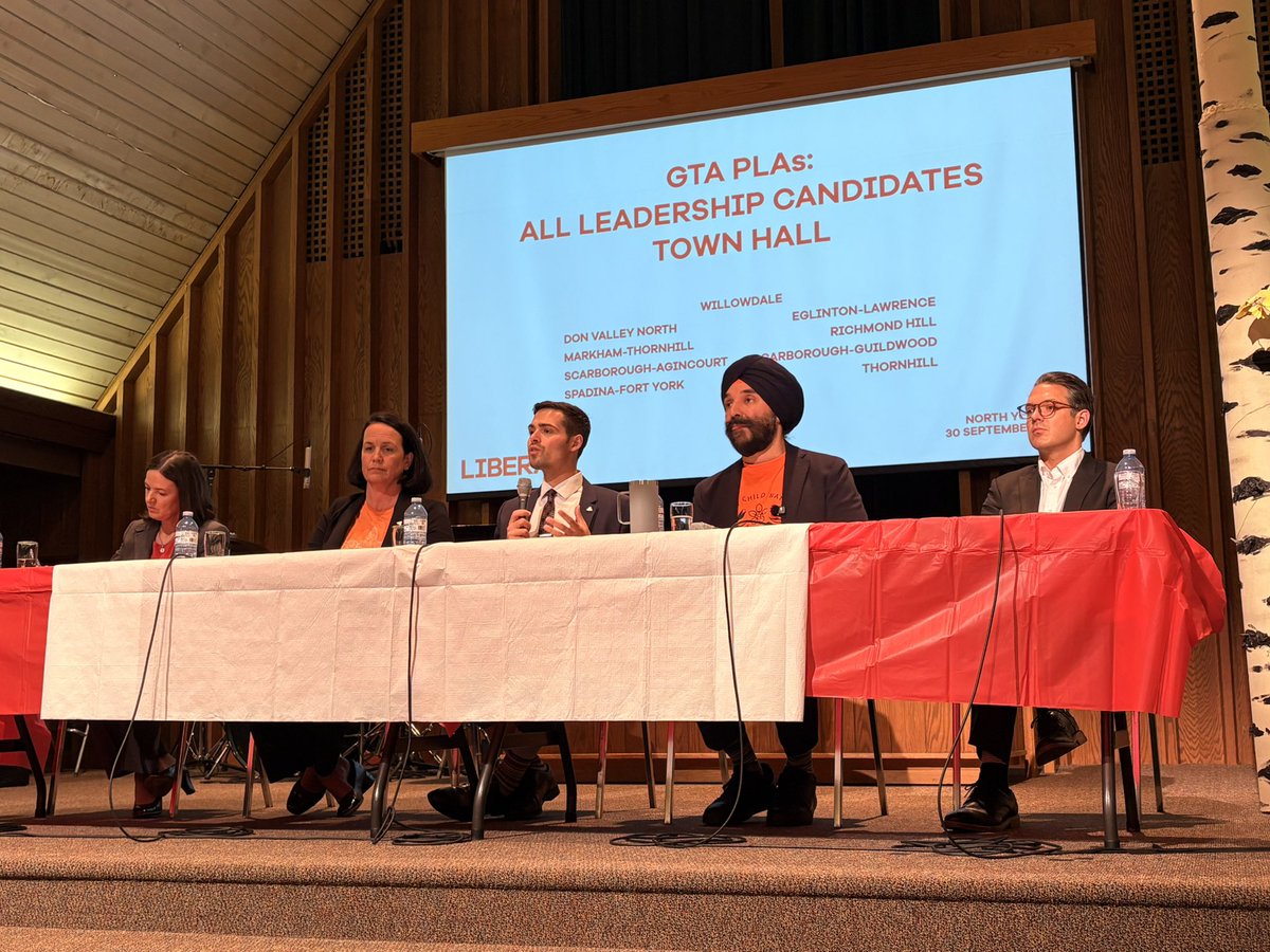 BarbaraPatroci's tweet photo. Candidates were asked to choose between being a "Carney-Liberal" or a "Trudeau-Liberal."
Navdeep doesn't answer; says he is a "Liberal".
Lombardi, Lee and Stephanie pick Carney and Dylan says he is a "proud Wynne-Trudeau Liberal."
#onpoli https://t.co/cdFWuIvuII