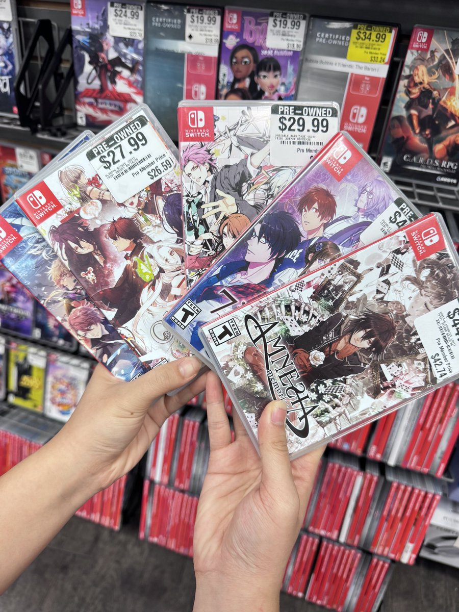 noilyuhi's tweet photo. I came back to my gamestop and omg look at the selection this time 😭 https://t.co/RtUTSxyIAe