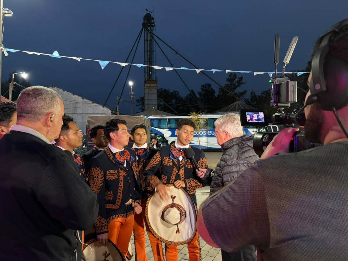 MARIASO44833488's tweet photo. Orgullo del Movimiento Antorchista, felicidades jóvenes por su gira en Argentina 
#AntorchaEsCultura https://t.co/Mx8ylcJOYb