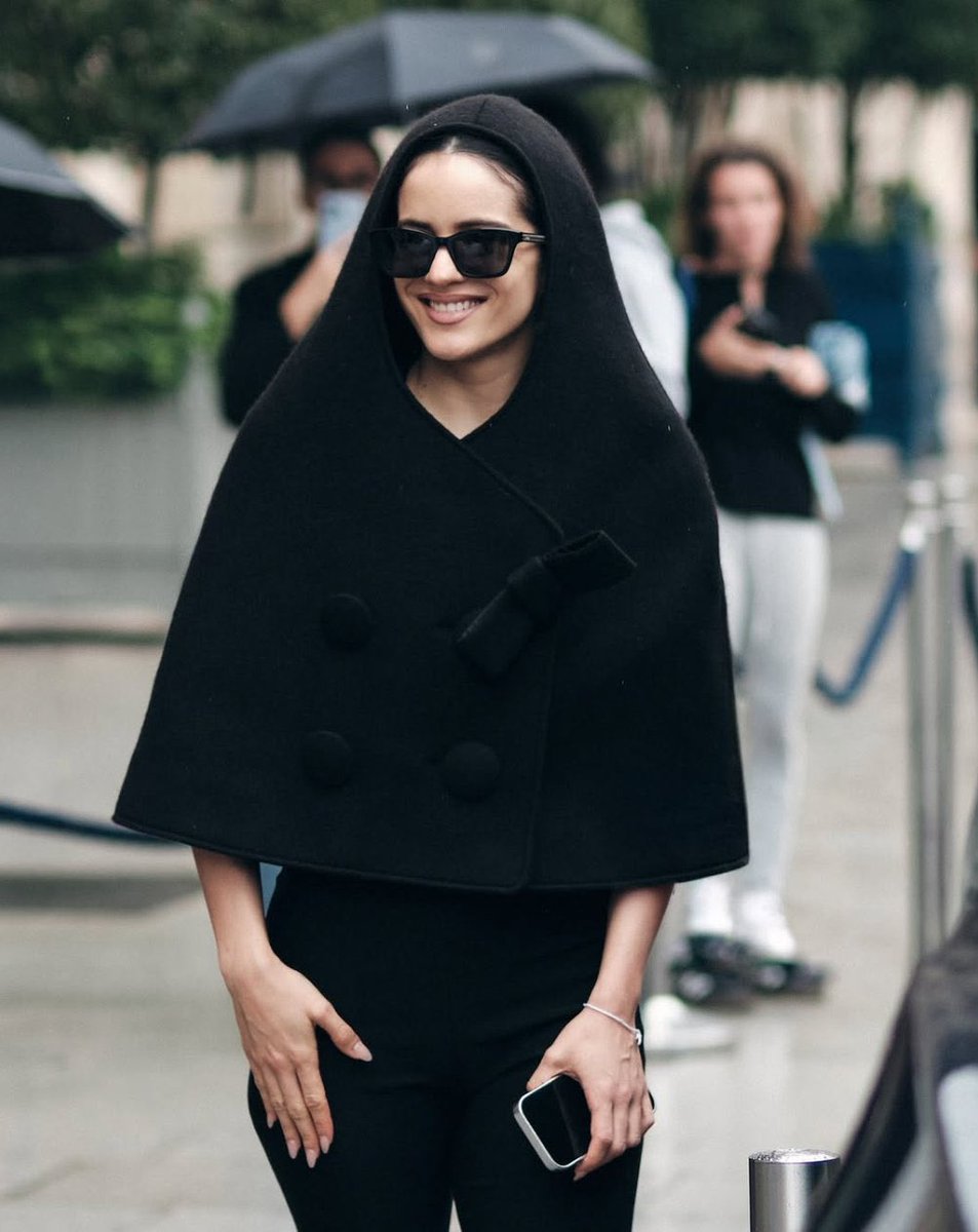 updaterosalia's tweet photo. ROSALÍA in Paris this morning! ✨🖤 https://t.co/ACryfy7Iys