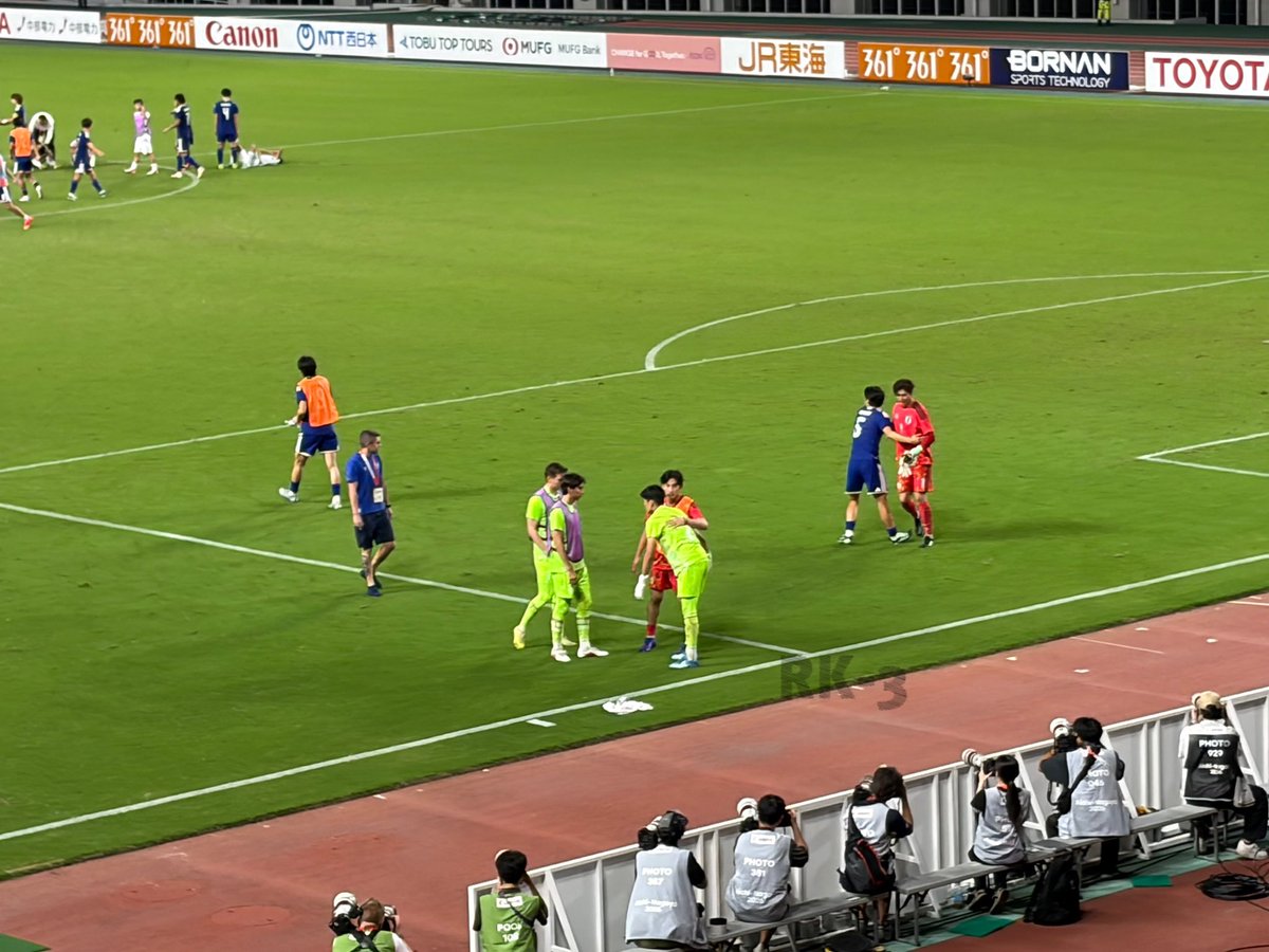 RK3_gsgb's tweet photo. ウズベキスタンのGKを控えGKの2人が慰めに行くシーンがあったんだけど、その時に一緒に駆けつけた小林将天は立派だった。ピサノと荒木のローテーションという、おそらく他の第3GKよりも遥かに複雑な立場ながらあの振る舞いができるのは素晴らしい。 https://t.co/wByhtEHfQ9
