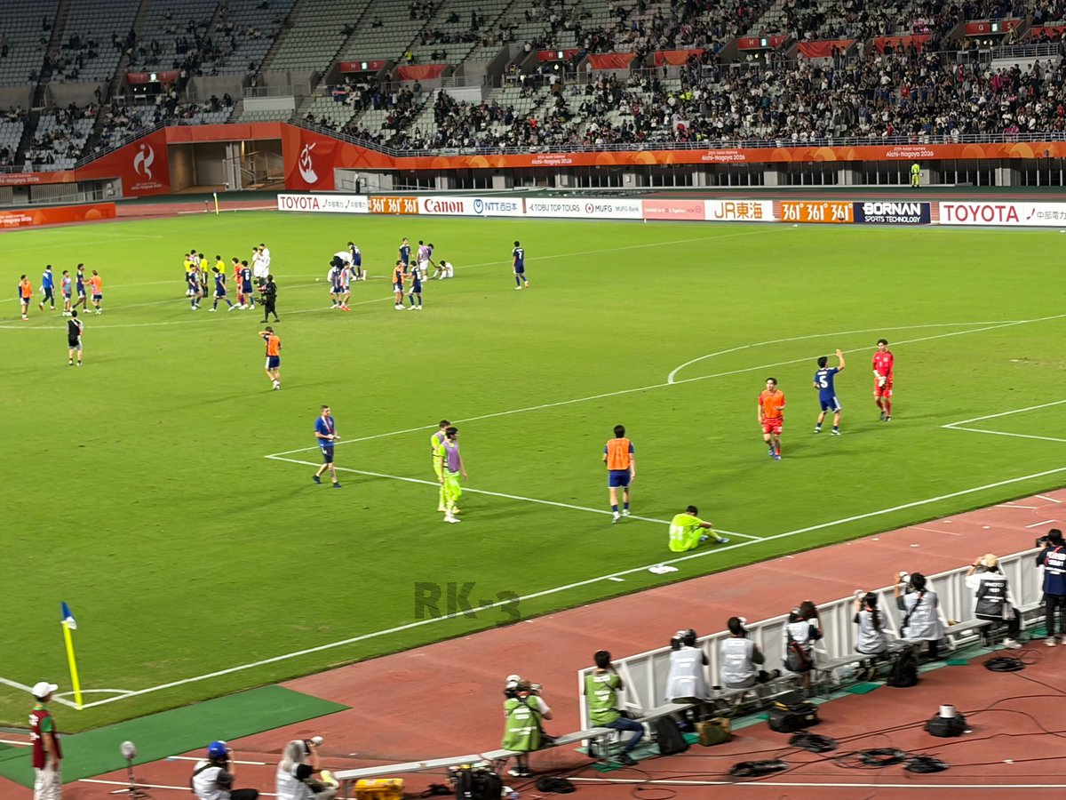 RK3_gsgb's tweet photo. ウズベキスタンのGKを控えGKの2人が慰めに行くシーンがあったんだけど、その時に一緒に駆けつけた小林将天は立派だった。ピサノと荒木のローテーションという、おそらく他の第3GKよりも遥かに複雑な立場ながらあの振る舞いができるのは素晴らしい。 https://t.co/wByhtEHfQ9