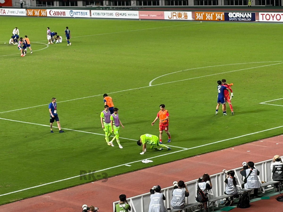 RK3_gsgb's tweet photo. ウズベキスタンのGKを控えGKの2人が慰めに行くシーンがあったんだけど、その時に一緒に駆けつけた小林将天は立派だった。ピサノと荒木のローテーションという、おそらく他の第3GKよりも遥かに複雑な立場ながらあの振る舞いができるのは素晴らしい。 https://t.co/wByhtEHfQ9