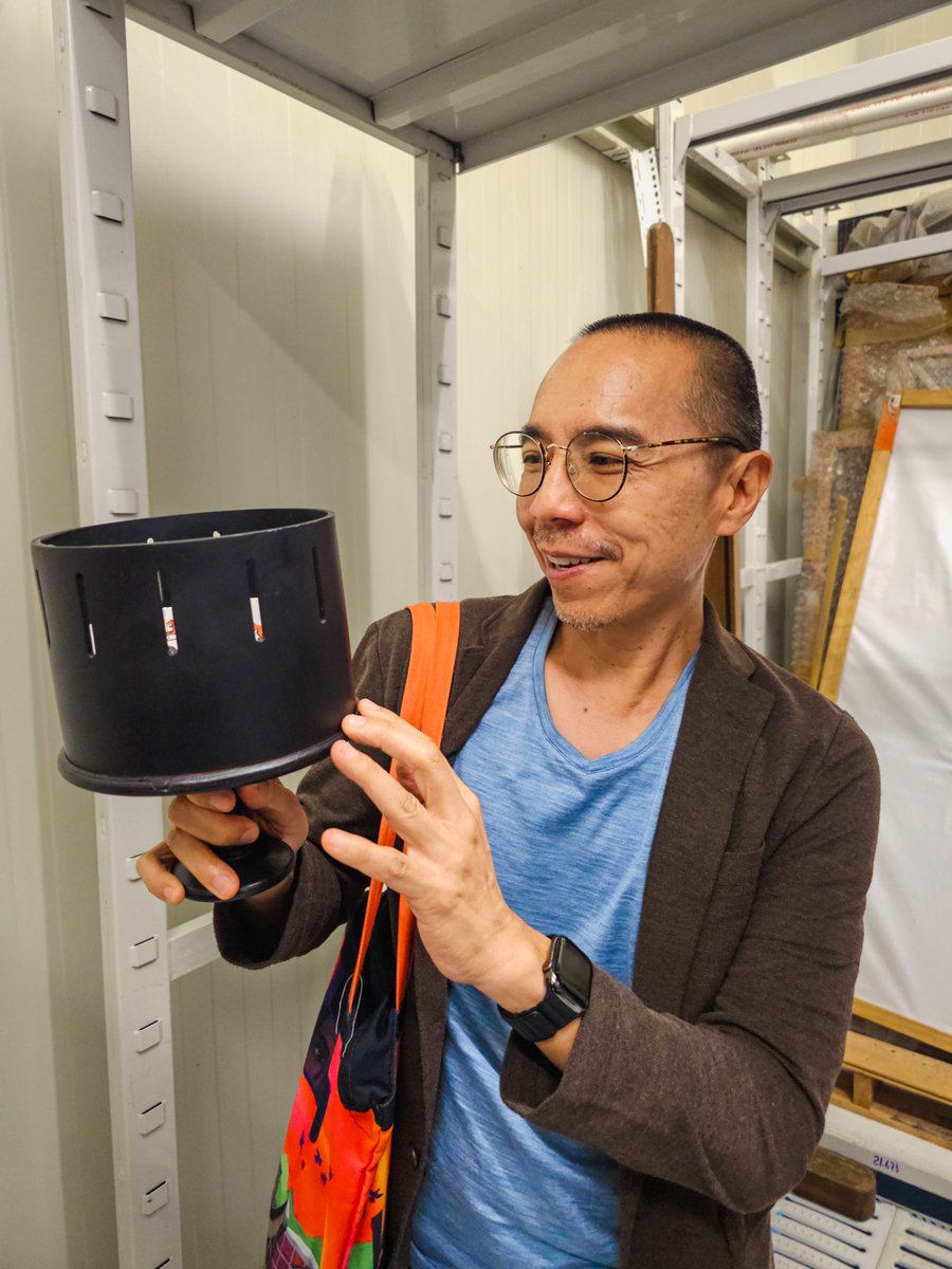 FilmotecaUNAM's tweet photo. Un gusto recibir en nuestras instalaciones al director y productor tailandés, Apichatpong Weerasethakul.

Durante su visita, compartimos con él parte de la memoria, los acervos y el trabajo que realizamos en #FilmotecaUNAM para preservar y celebrar el cine. https://t.co/nffPqiuxqn