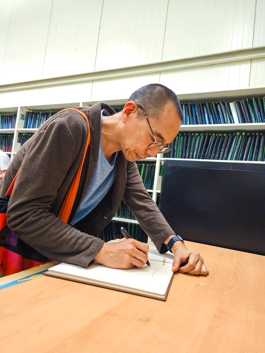 FilmotecaUNAM's tweet photo. Un gusto recibir en nuestras instalaciones al director y productor tailandés, Apichatpong Weerasethakul.

Durante su visita, compartimos con él parte de la memoria, los acervos y el trabajo que realizamos en #FilmotecaUNAM para preservar y celebrar el cine. https://t.co/nffPqiuxqn